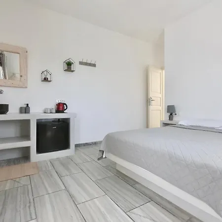 Anny & 3* Perissa (Santorini)